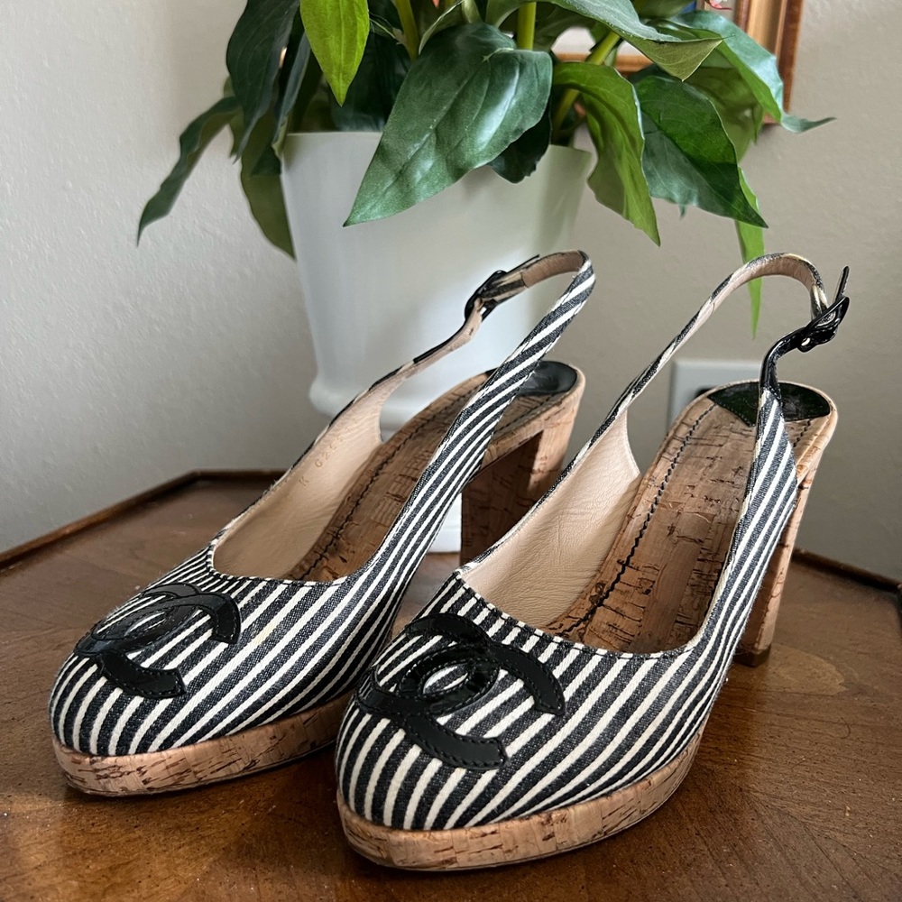 Chanel sing back heels with black patent leather logo